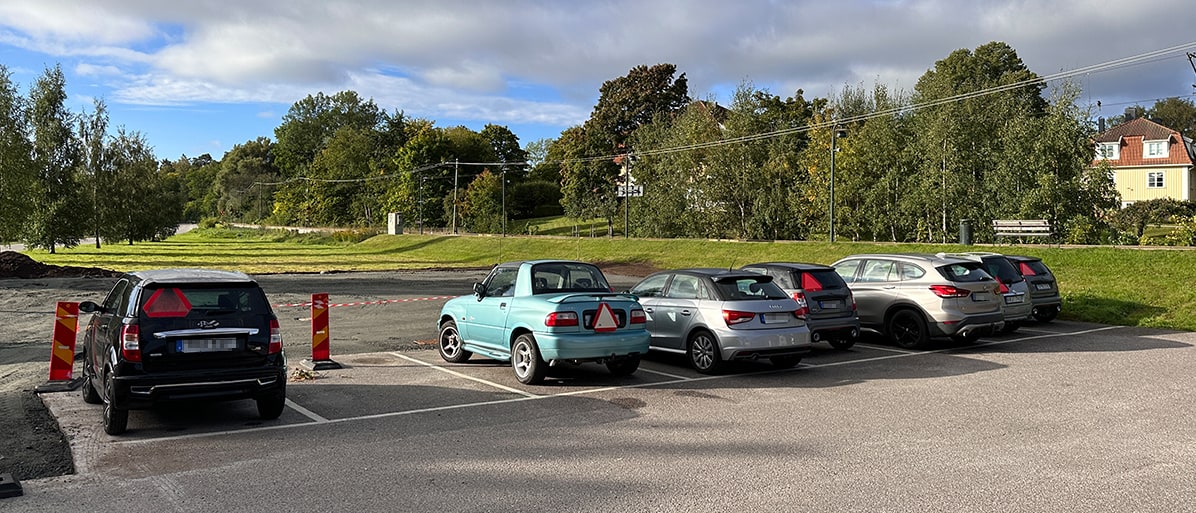 Flera mopedbilar på en parkering