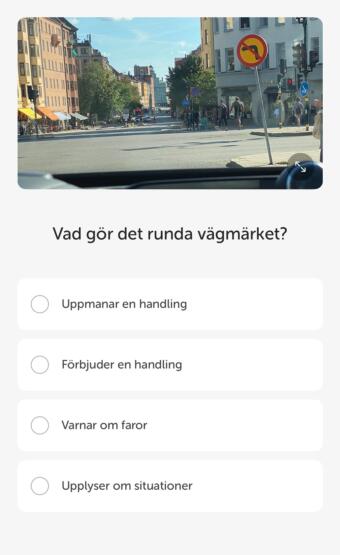 Teorifråga med alternativa svar samt bild på ett svägningsförbudmärke